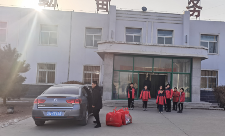 愛心幫扶貧困生，冰河助學(xué)暖人心